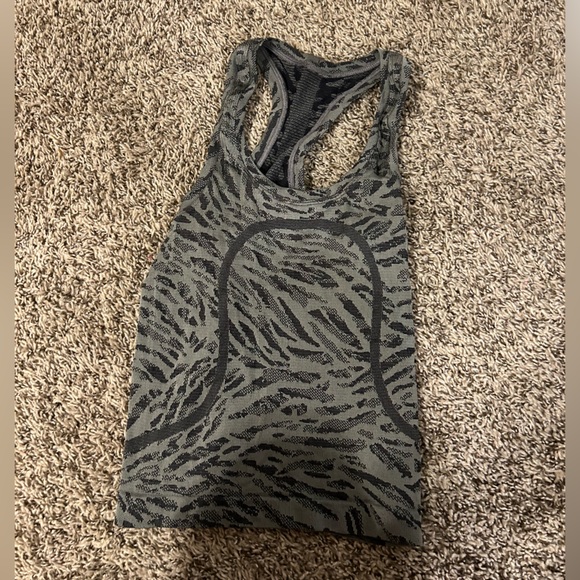 LULU tank top size 4. - Picture 2 of 2
